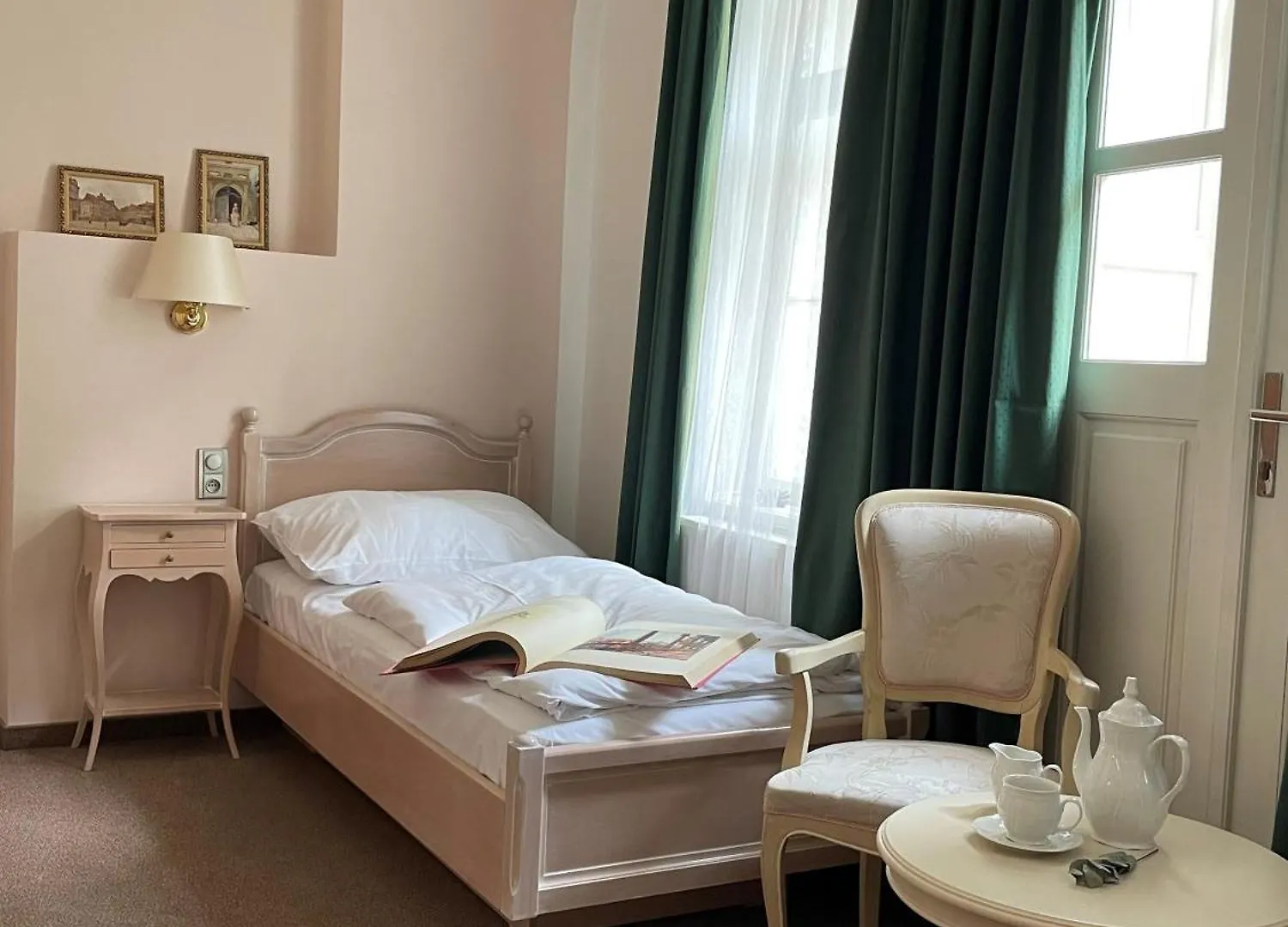 U Cervene Zidle - Red Chair Hotel Prague
